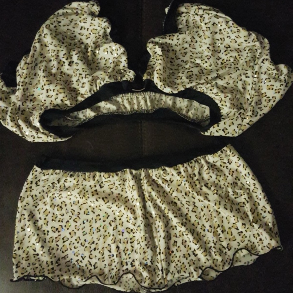 NWOT Sexy Skimpy 2pc Animal Leopard Print Top w/ Matching Skirt Clubwear Outfit